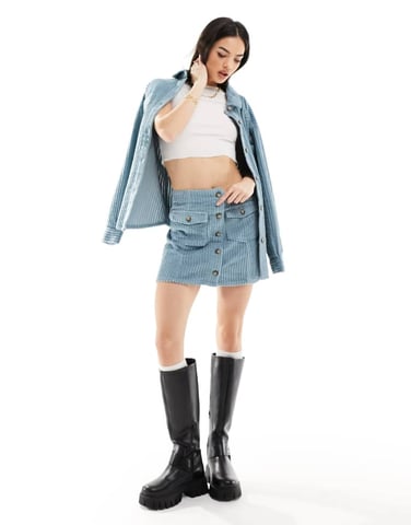 ASOS DESIGN jumbo kord knappgenomgångs mini kjol i blå