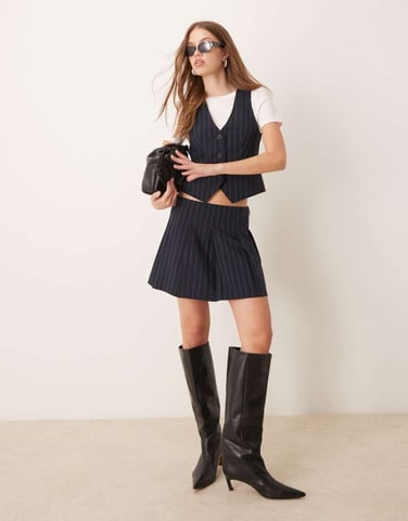 ASOS DESIGN skräddarsydd plisserad minikjol i marinrandig