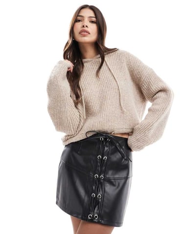ASOS DESIGN mini kjol i läderlook med snörning fram i svart