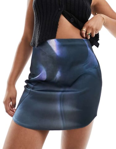 ASOS DESIGN satin mini kjol med krökt nederkant i blått abstrakt mönster