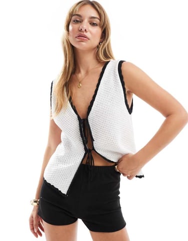 ASOS DESIGN stickad väst med kontrasterande kant i vitt