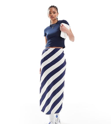 ASOS DESIGN Lång satin sned midi kjol i marinrandig