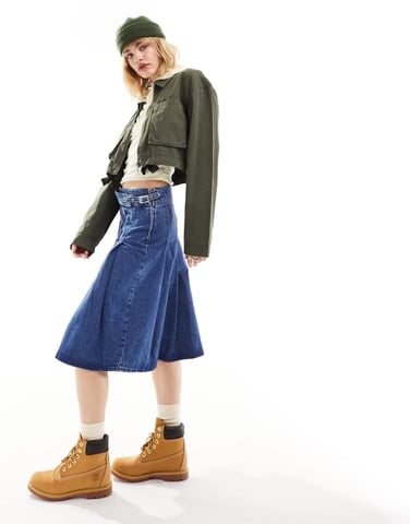 ASOS DESIGN denim veckad knälång kjol i mellanblått