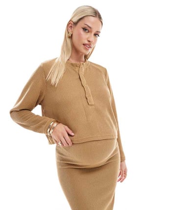 Mamalicious gravid kortärmad henley-top i senapssystem