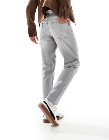 ASOS DESIGN tapered fit jeans i ljusgrå - GRÅ
