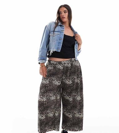 ASOS DESIGN Curve plisserade vida byxor culottes i djurmönster