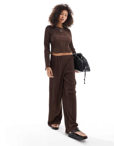 Vero Moda plisserade vida byxor i chokladbrun