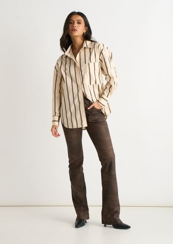 Camisa de algodón con rayas en color crema y botones