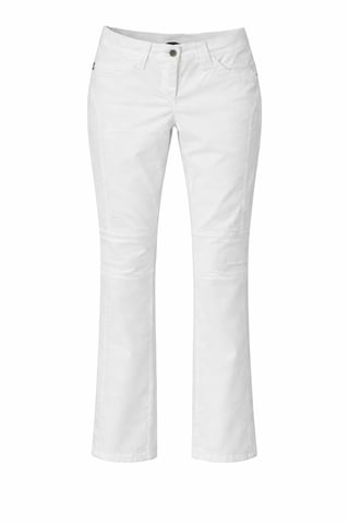 Pantalones blancos ajustados con sutiles detalles en las rodillas