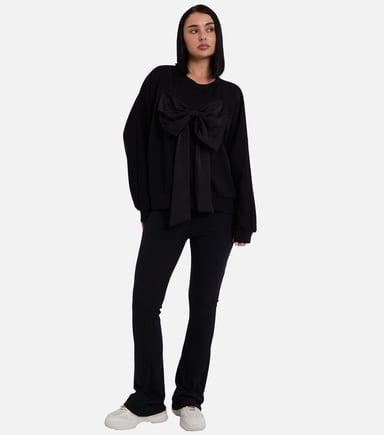 Jersey oversize con lazo negro en la parte delantera