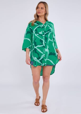 Vestido camisero mini con estampado abstracto en color verde lino