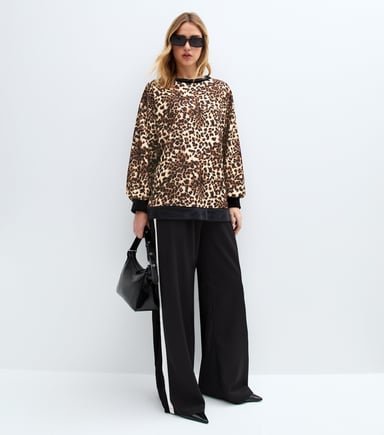 Top oversize con estampado de leopardo