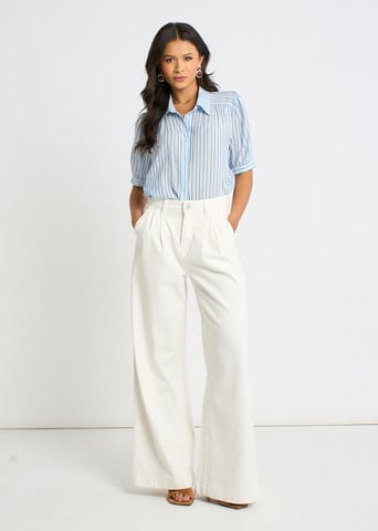 Camisa azul a rayas finas con mangas abullonadas y tacto suave