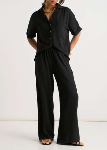 Pantalones negros elásticos de cintura ancha y pierna ancha