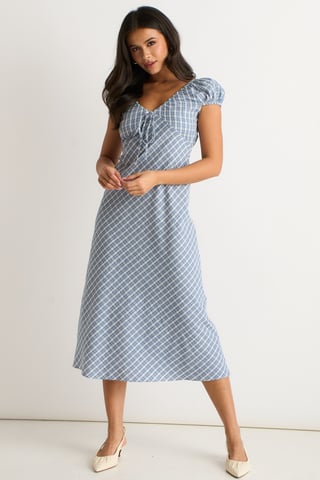 Vestido midi azul con cuello en V y estampado de cuadros vichy texturizados