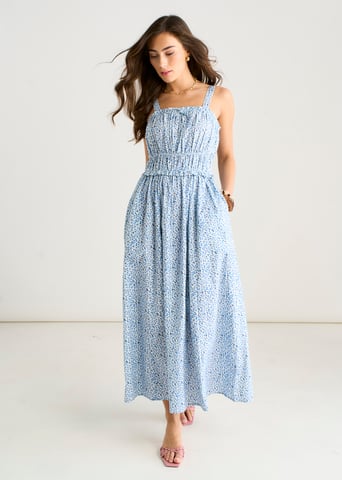 Vestido midi azul con estampado floral discreto y corpiño fruncido