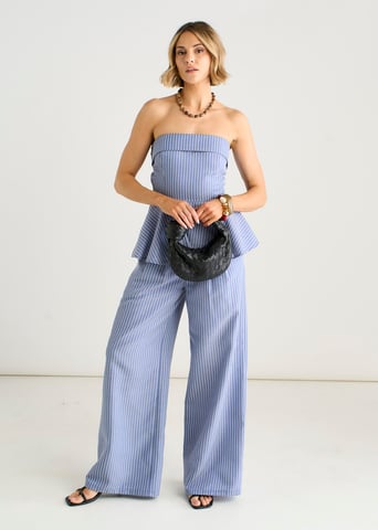 Pantalones de vestir azules de corte ancho con pliegues en la parte delantera