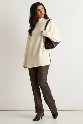 Jersey de punto oversize de cuello alto en color blanco roto