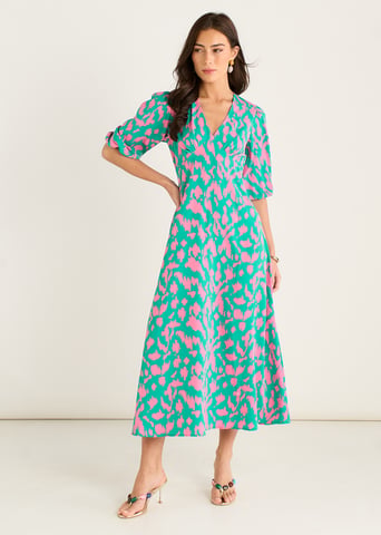 Vestido midi recto con cuello en V y estampado animal en verde