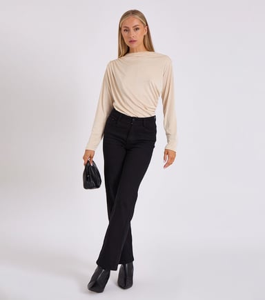 Body con cuello vuelto y tirantes, color beige con pedrería