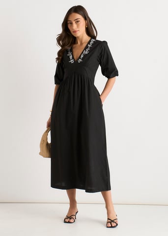 Vestido midi negro de algodón con mangas abullonadas y bordados