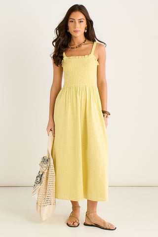 Vestido de verano amarillo con corpiño fruncido y bordados