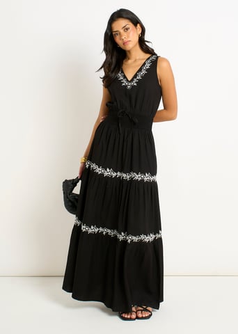Vestido largo escalonado con bordado floral negro