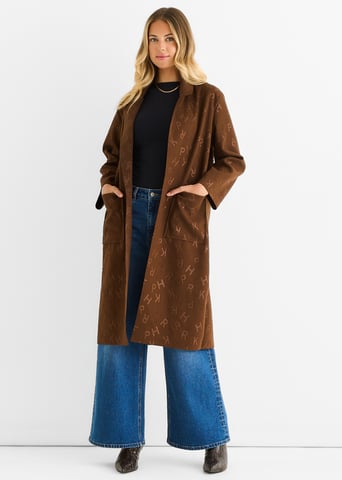 Chaqueta ligera de color chocolate con relieve de borde a borde