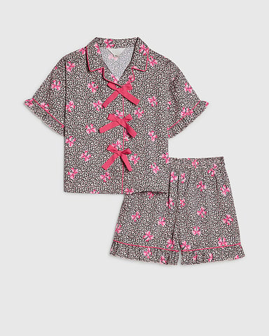 River Island Pijama de satén marrón para niña con estampado de lazos de leopardo