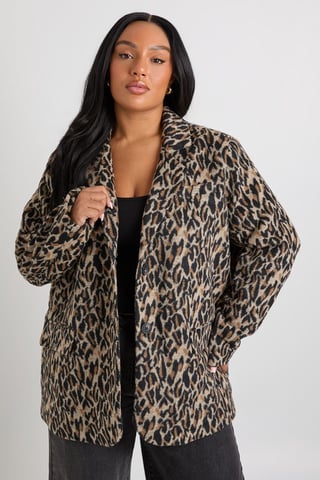 Boohoo Blazer Plus de efecto lana con estampado de leopardo y detalle de hombreras