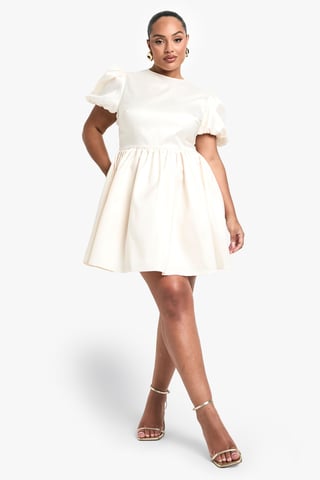 Boohoo Vestido skater Plus de tafetán con lazo en la espalda y mangas abullonadas