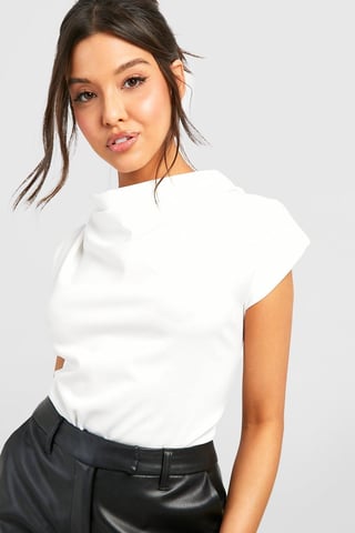 Boohoo Blusa de crepé con cuello drapeado y hombreras