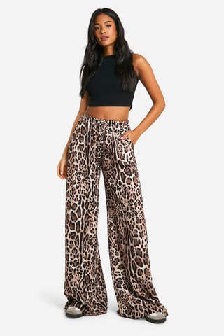 Boohoo Pantalón Tall de pierna ancha con estampado animal