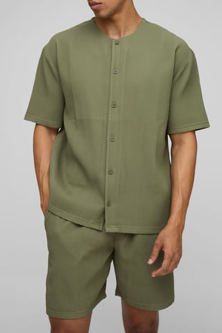 Camisa oversize sin cuello con pliegues y manga corta