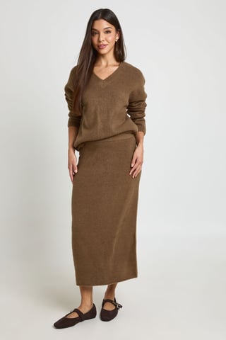 Conjunto de jersey de cuello de pico y falda midi