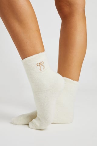 Calcetines mullidos con detalle de lazo bordado