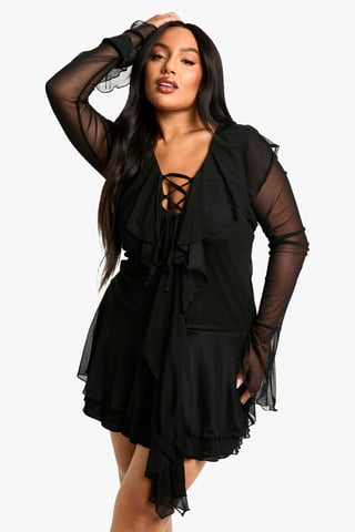 Boohoo Vestido skater de talla grande de malla con volantes y cordones
