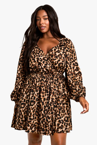Boohoo Vestido corto cruzado con estampado de leopardo y detalle fruncido, talla grande