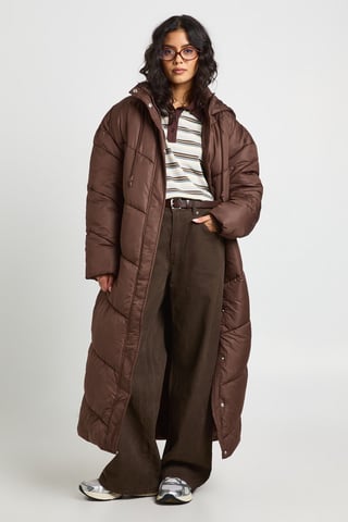 Abrigo acolchado maxi con capucha y detalle de acolchado