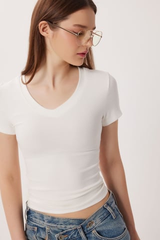 Camiseta básica de corte slim con cuello de pico
