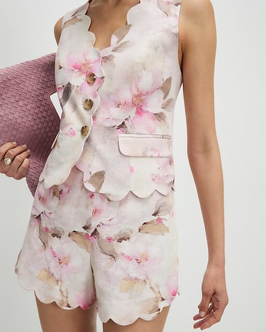 River Island Pantalones cortos de mujer rosa con estampado floral, borde festoneado y cremallera