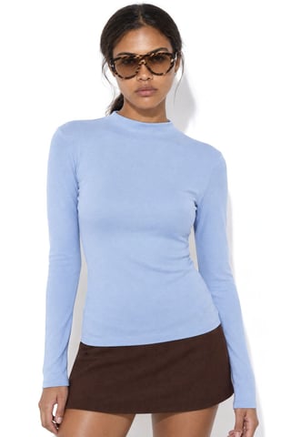 Blusa entallada con cuello alto corto