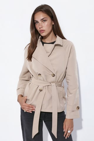 Gabardina corta fluida con cinturón