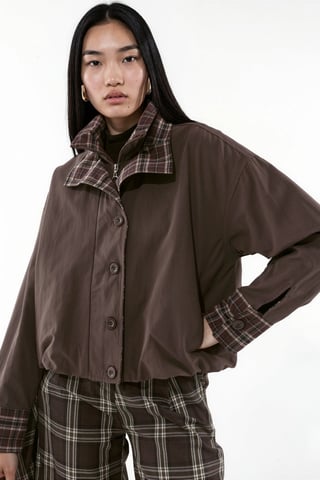 Gabardina corta con detalle de forro