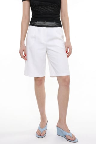 Pantalón corto de pierna ancha y talle alto de corte sastre