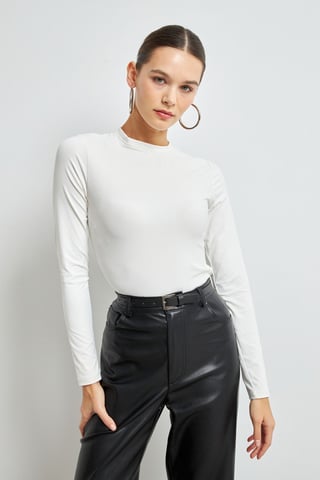 Bipantolon Blusa de mujer entallada con cuello redondo