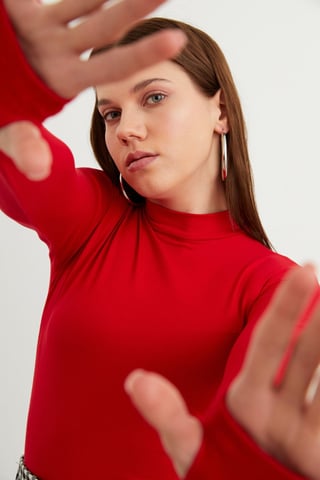 Bipantolon Body de mujer ajustado con medio cuello alto