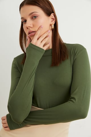 Bipantolon body de mujer ajustado con medio cuello alto