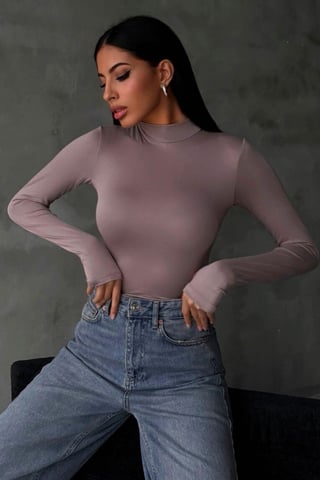 Bipantolon body de mujer de corte slim con medio cuello alto