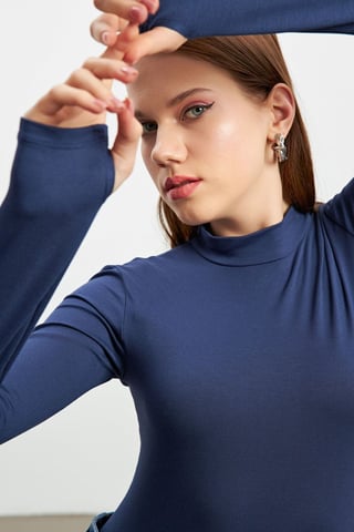 Body de mujer de corte slim con medio cuello vuelto